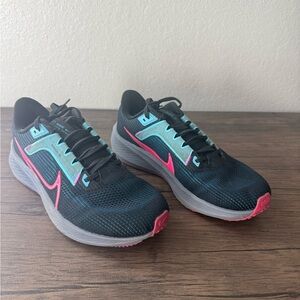 Nike Women's Black and Blue Athletic Shoes